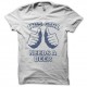 Shirt This girl need a beer blanc pour homme et femme