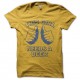 Shirt This girl need a beer jaune pour homme et femme